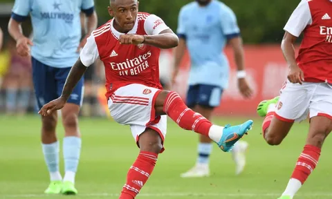 Tân binh Arsenal ghi bàn + kiến tạo giúp hạ Man Utd 3-1