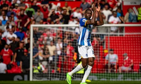Neville lấy Welbeck chế nhạo Man Utd