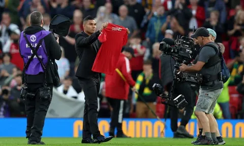 Câu hát về Casemiro vạch trần sự thật ở Liverpool