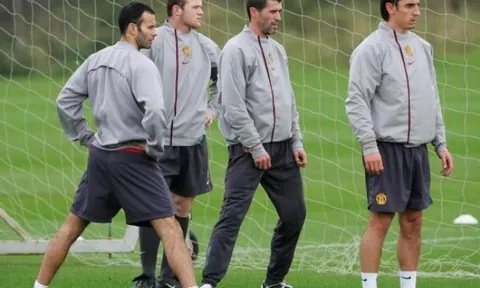 Rooney tiết lộ 2 thần tượng lớn nhất của mình tại Man United