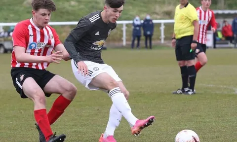 Ghi 20 bàn sau 22 trận, 'sát thủ tuổi teen' của Man Utd quá khủng