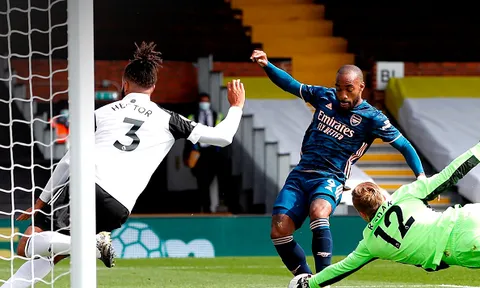 Ghi bàn đầu tiên của mùa giải, Lacazette lập kỷ lục vô tiền khoáng hậu