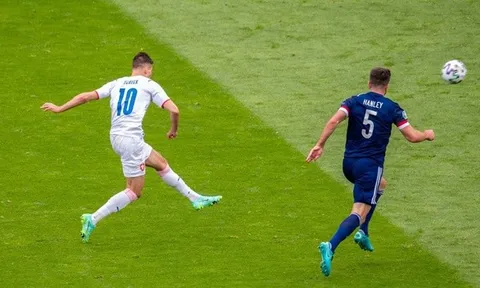 Ghi bàn từ giữa sân, “Ibrahimovic CH Séc” đi vào lịch sử EURO