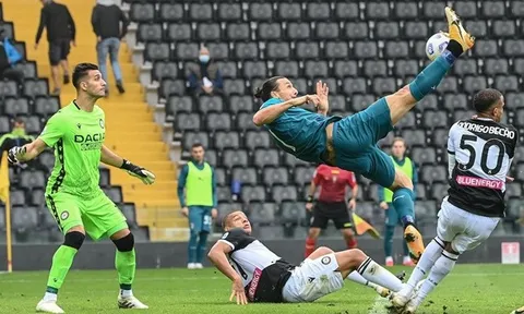 Ghi siêu phẩm bùng nổ Serie A, Ibrahimovic đăng tải thông điệp "một mũi tên trúng hai đích"