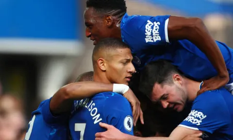 Giành 3 điểm, 'hàng xóm' Liverpool đẩy Man United xuống vị trí 'xui xẻo'