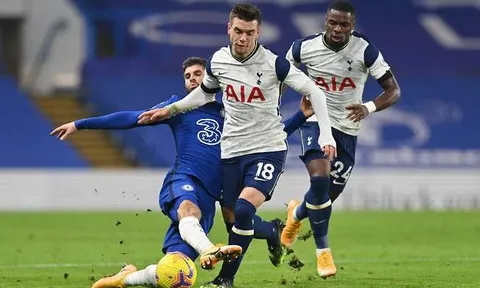 Đang tâm sự với Thiago Silva, sao Tottenham bị đồng đội đến chất vấn