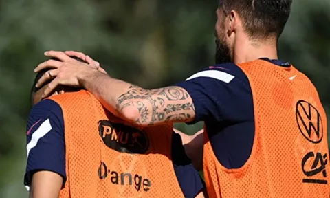 Giroud lấy 2 tay ôm đầu, Mbappe bí xị xa cách