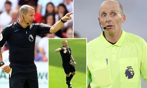 Giữa trận đấu, trọng tài Premier League rút thẻ vàng với các CĐV trên khán đài