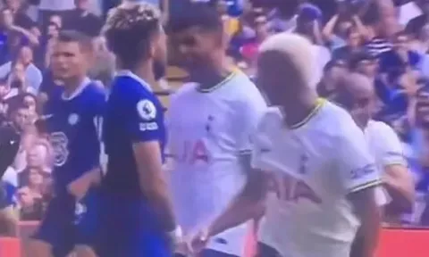 Gỡ hòa phút 90+6, Romero có hành động xấu xí với Reece James