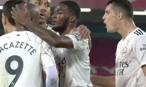 Lacazette vừa mở tỷ số, Xhaka giận dữ gào các đồng đội 2 lần