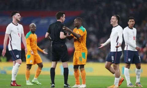 Grealish nói gì trước khi trọng tài rút thẻ đỏ với Aurier?