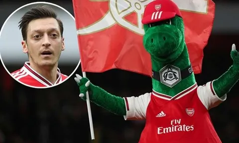 Gunnersaurus tái xuất, Ozil lập tức phá vỡ im lặng