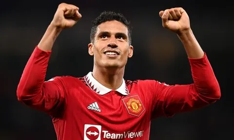 Hạ bệ Man City - Liverpool, Varane khiến fan M.U sướng rơn