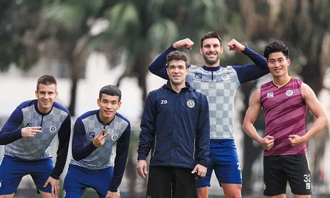 Hà Nội FC đá V-League sau 3 trận 'ngồi chơi, xơi nước'