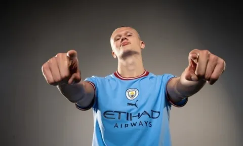 Hơn chục năm, Haaland mới tạo dáng trong màu áo Man City