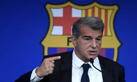 Hài hước: Laporta bác bỏ tuyên bố của giám đốc Barca về De Jong