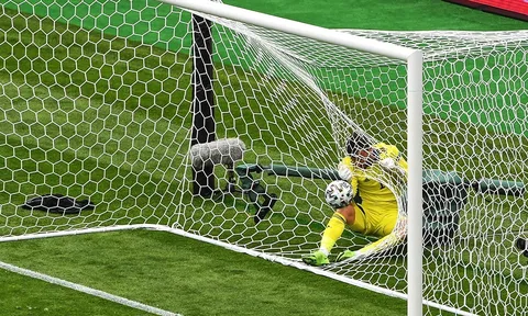 Hài hước thủ môn như "cá mắc lưới" sau cú sút lịch sử ở EURO