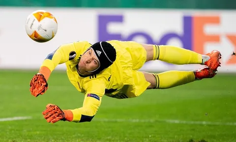 Hài hước với hình ảnh một Petr Cech "ra sân" đối đầu Arsenal