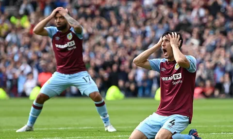 Hai thái cực ngày cuối Premier League; Liverpool việt vị