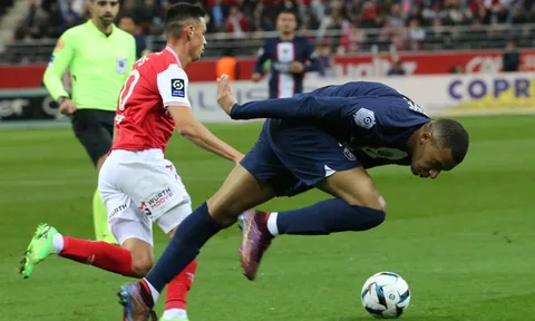Hakimi bị kẹp cổ; Mbappe đấm người rồi ăn đấm
