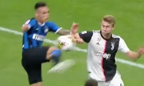 Bonucci nói gì trước tình huống chạm tay dẫn đến penalty của De Ligt?