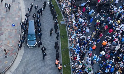 Hàng nghìn người xếp hàng dài tiễn đưa Diego Maradona về nơi an nghỉ cuối cùng