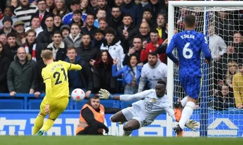 Hàng thủ “mộng du”, Chelsea thua ngược đầy cay đắng