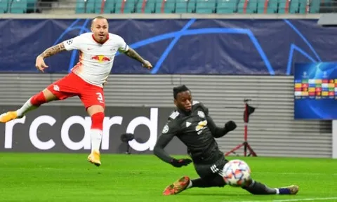 Hàng thủ MU 'nát' như thế nào trước Leipzig?