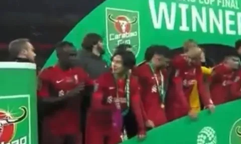 Hành động đẹp của Minamino trong lễ ăn mừng vô địch League Cup