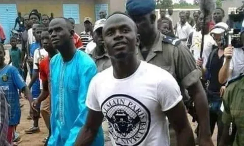 Hành động gây bão của Sadio Mane