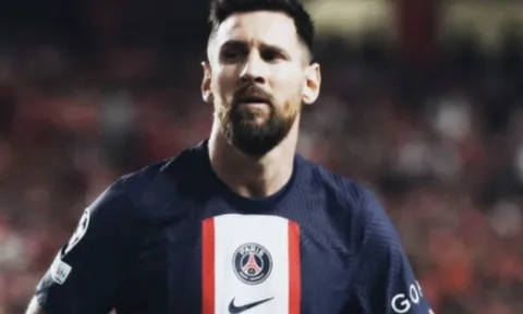 Hành động gây tranh cãi của Messi khi Barca gặp khó