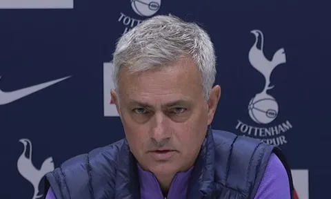 Hành động khó hiểu, Mourinho xin lỗi NHM Tottenham