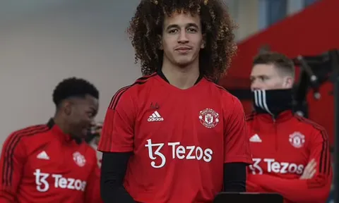 Sao trẻ Man United: "Tôi không biết nói chuyện với anh ấy như thế nào"