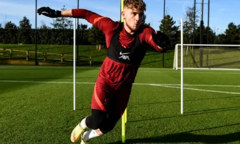 Harvey Elliott đá cháy ra sao trong trận đấu kín của Liverpool?