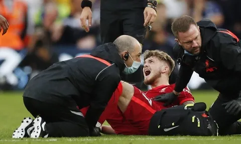 SỐC! Đối thủ vào bóng thô bạo, sao Liverpool gãy gập chân
