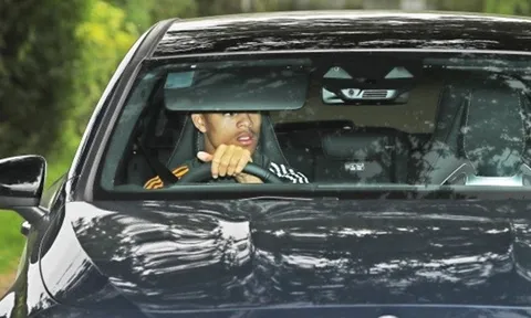 Hậu scandal, 'báu vật' Man Utd đăm chiêu trên đường tới Carrington hội quân