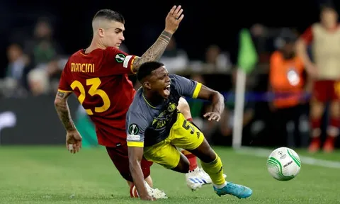 Hậu vệ Roma đấm đồng đội đã thi đấu ra sao trước Feyenoord?