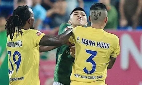Hậu vệ TP.HCM bị thẻ đỏ vì đấm cầu thủ Nam Định