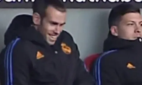 Hazard không được tung vào sân, Bale gật gù cười