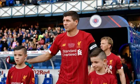 Heskey, Garcia ghi bàn trong trận đấu Gerrard khoác lên mình 2 màu áo
