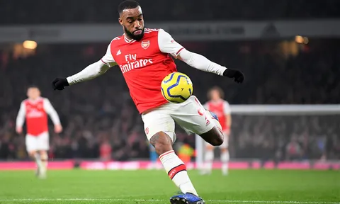 Arteta thất hứa, tương lai của Lacazette được định đoạt