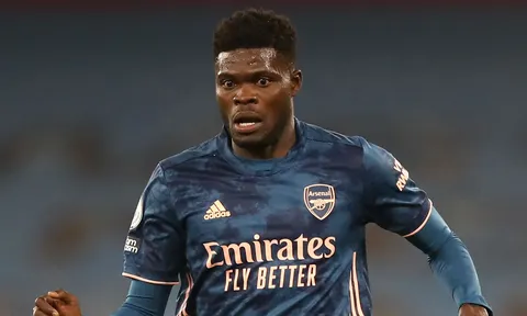 Hình ảnh cảm động ở khoảnh khắc tân binh 45 triệu bảng ra mắt Arsenal