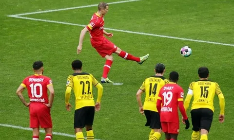 Hình ảnh chiếm tình cảm NHM: Lars Bender được tặng bàn thắng từ chấm 11m