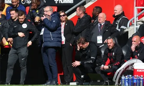 Hình ảnh đáng thương của HLV Southampton