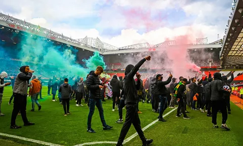 Hình ảnh điên rồ xuất hiện, Old Trafford thất thủ hoàn toàn