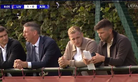 Hình ảnh gây chú ý của Van de Beek
