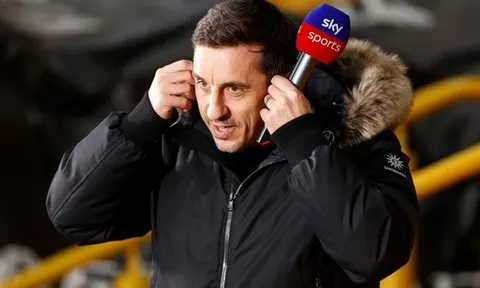 Hình ảnh lạ khiến Gary Neville bị trêu chọc