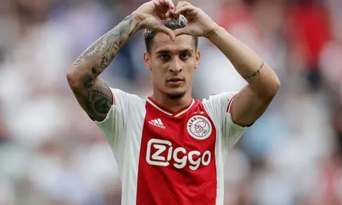HLV Ajax nói lời chắc nịch về Antony