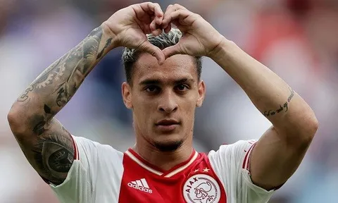 HLV Ajax văng tục với Antony