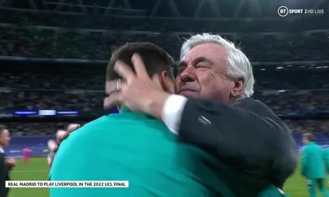 HLV Carlo Ancelotti bật khóc